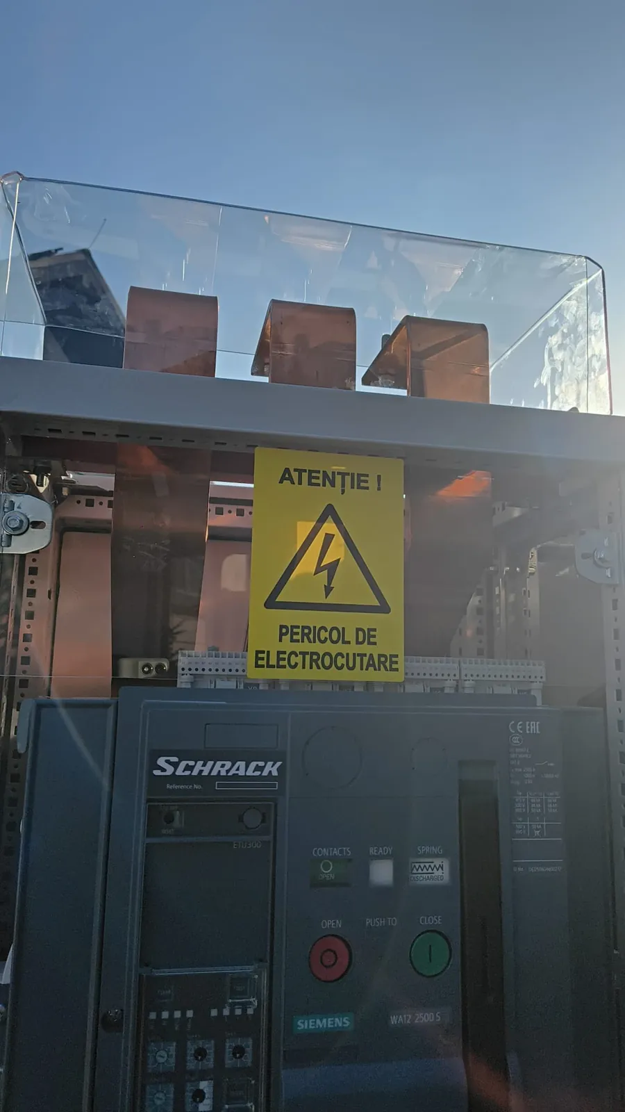 Întrerupător automat pe aer și bare de cupru într-un tablou general de distribuție