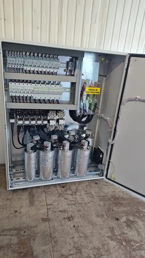 Baterie de condensatoare cu ușa deschisă