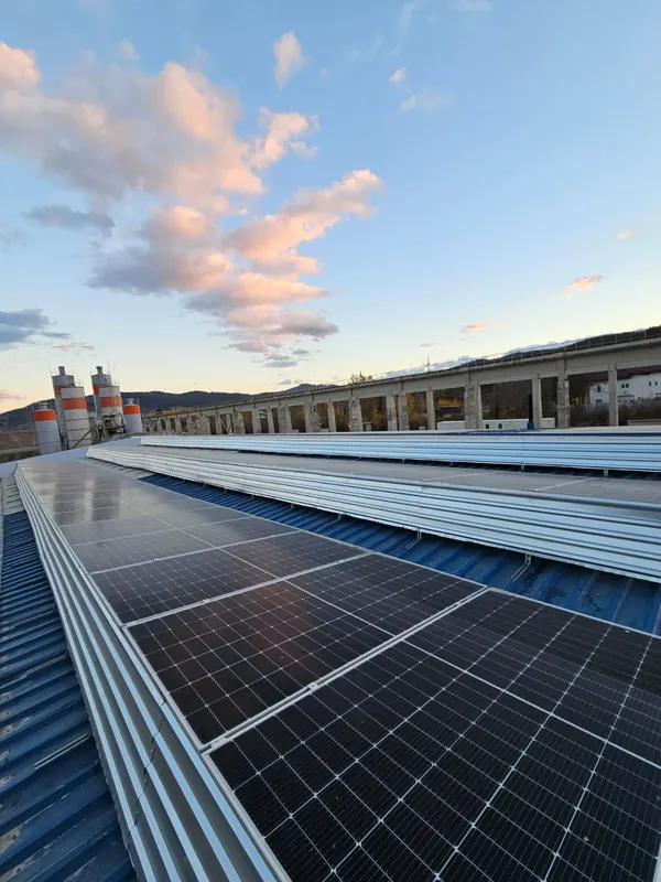 Rânduri de panouri fotovoltaice pe acoperișul halei
