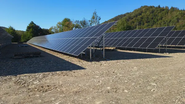 Mese de panouri fotovoltaice pe structură metalică