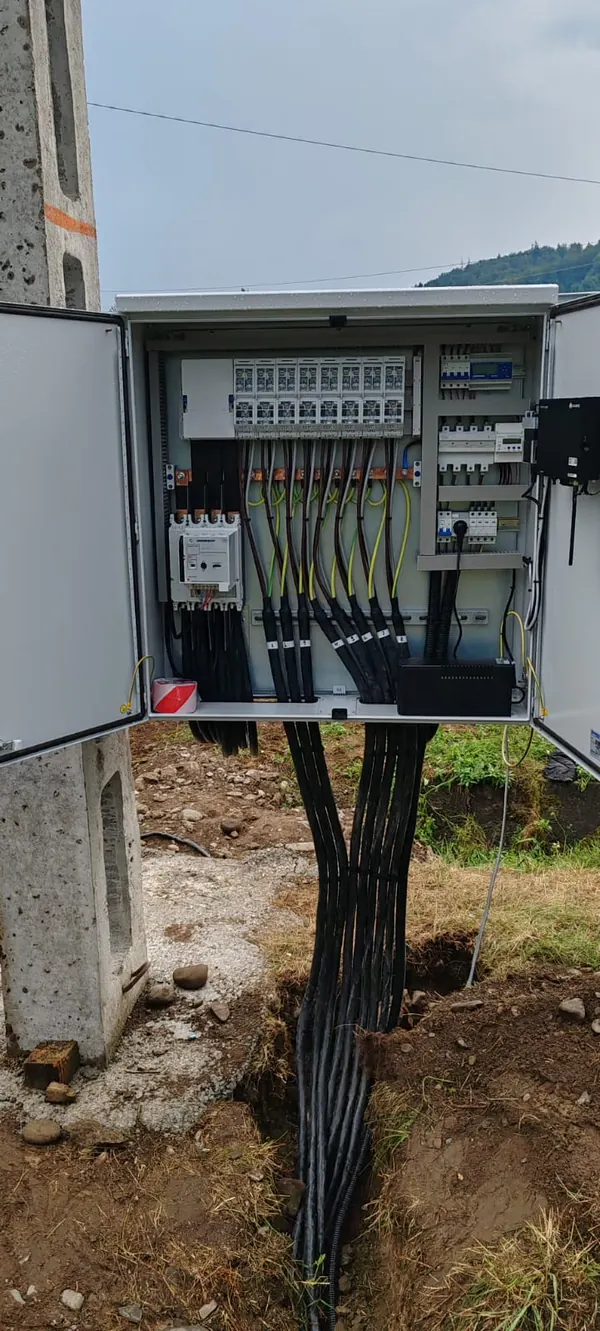 Tablou în parcul fotovoltaic, cu cabluri îngropate