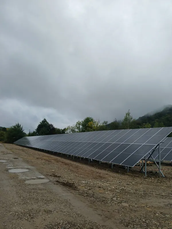 Rând lung de panouri fotovoltaice