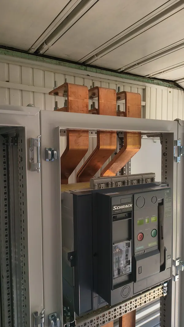 Întrerupător automat pe aer cu bare de cupru masive