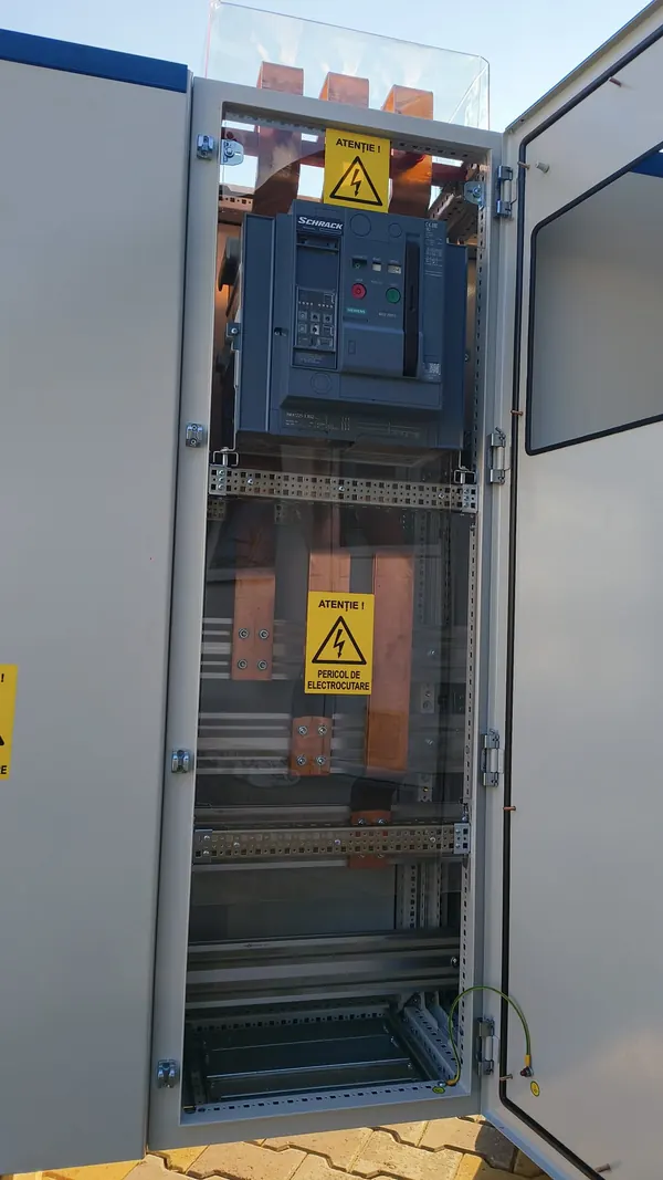 Coloana cu întrerupător automat pe aer, cu ușa deschisă