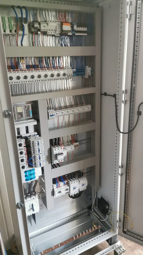 Tablou deschis cu circuitele de comandă și automatizare
