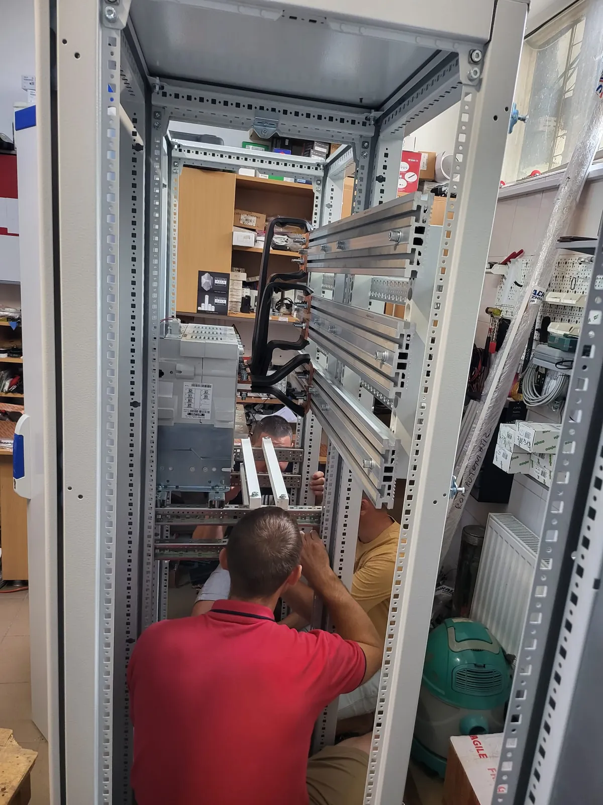 Montajul unui tablou general în atelierul ARTSOFT